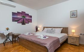 Mini Apartment Petra - Rooms Purple & Green With Kitchen And Garden